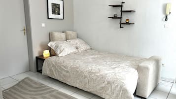 Iron/ironing board, WiFi, bed sheets