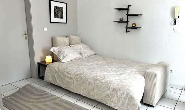 Tabla de planchar con plancha, wifi y ropa de cama 