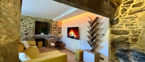 TV, fireplace