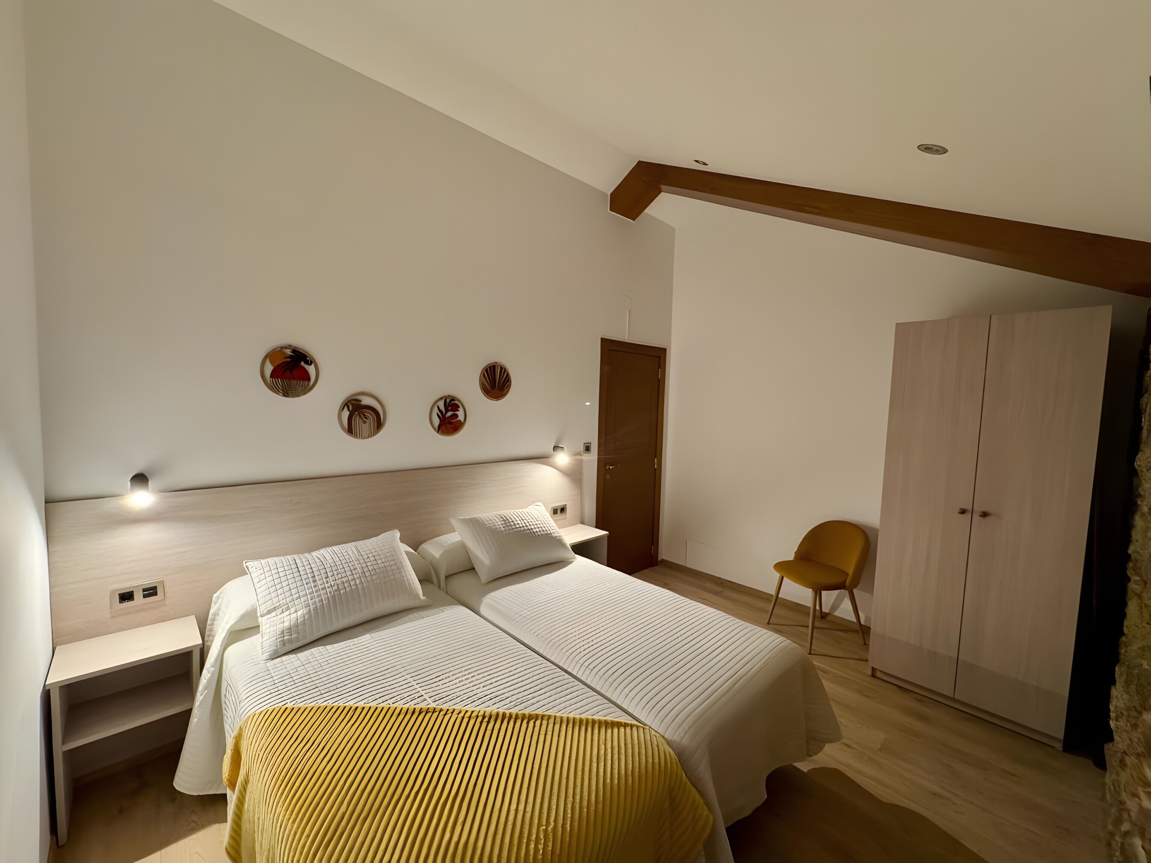 4 habitaciones, tabla de planchar con plancha, wifi y ropa de cama 