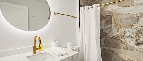 Dusche, Haartrockner, Handtücher, Seife