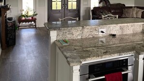 A kitchen with a granite countertop, an oven, and a ceiling fan. - Fabulous 3-bedroom farmhouse in charming Weirsdale (Weirsdale)