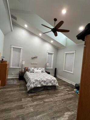 3 habitaciones, tabla de planchar con plancha, wifi y ropa de cama