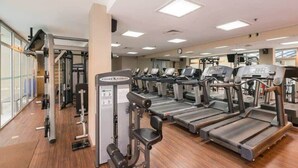 A gym with treadmills, weight machines, and a mirrored wall. - #RD802 | Cyclinn Vila Olímpia (Vila Olímpia)