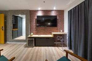 A modern living space with a kitchen, dining area, and entertainment unit. - #TR1310 | Cyclinn Faria Lima Itaim (Itaim Bibi)