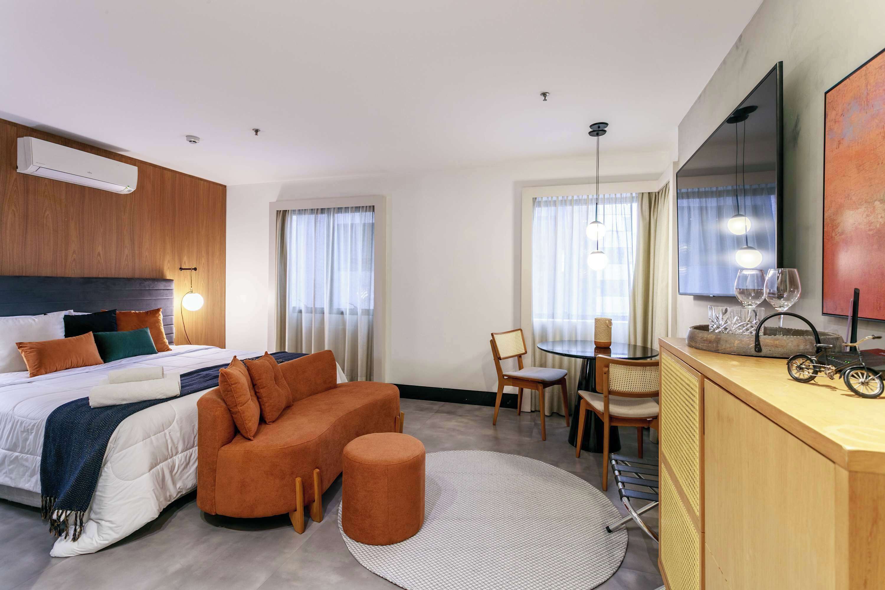 1 dormitorio, tabla de planchar con plancha, wifi y ropa de cama