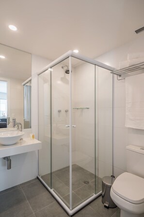Een douche, een haardroger, handdoeken, shampoo