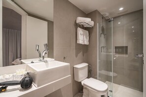 Een douche, een haardroger, shampoo