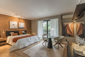 A modern hotel room with a bed, a round dining table, and a TV. - #RB211 | Cyclinn Cidade Jardim - Itaim (Itaim Bibi)