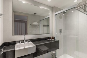 Shower, hair dryer, towels, shampoo - #RB211 | Cyclinn Cidade Jardim - Itaim (Itaim Bibi)
