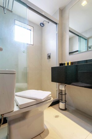 Shower, hair dryer, towels, shampoo - #RB1107 | Cyclinn Cidade Jardim Itaim (Itaim Bibi)