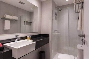 Shower, hair dryer, towels, shampoo - #TR1209 | Cyclinn Faria Lima Itaim (Itaim Bibi)