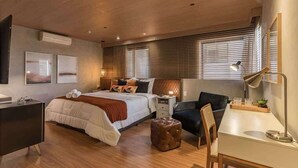 A modern bedroom with a bed, desk, chair, and a small table with a lamp. - #TR1209 | Cyclinn Faria Lima Itaim (Itaim Bibi)