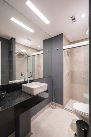 Shower, hair dryer, towels, shampoo - #TR403 | Cyclinn Faria Lima Itaim (Itaim Bibi)