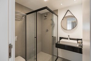 Dusche, Haartrockner, Handtücher, Shampoo