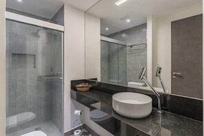 Shower, hair dryer, towels, shampoo - #TR1204 | Cyclinn Faria Lima Itaim (Itaim Bibi)