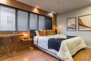 A modern bedroom with a bed, bedside table, lamp, and artwork on the wall. - #TR1204 | Cyclinn Faria Lima Itaim (Itaim Bibi)