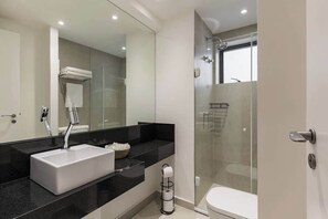 Shower, hair dryer, towels, shampoo - #TR208 | Cyclinn Faria Lima Itaim (Itaim Bibi)