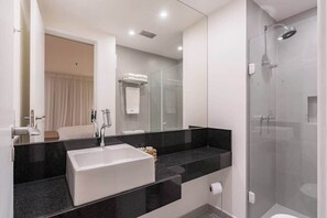 Shower, hair dryer, towels, shampoo - #TR809 | Cyclinn Faria Lima Itaim (Itaim Bibi)