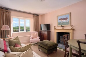 TV - Scoble Cottage: An Estuary Retreat (South Pool)