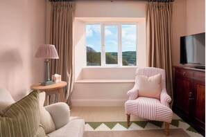 TV - Scoble Cottage: An Estuary Retreat (South Pool)