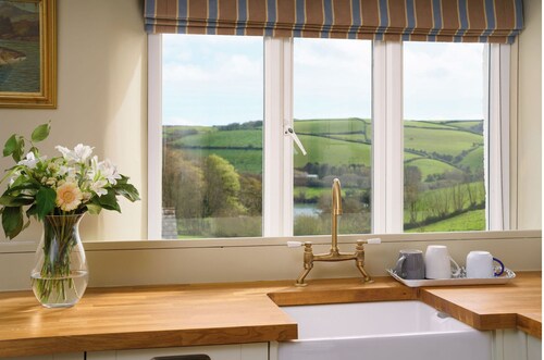 Scoble Cottage: An Estuary Retreat