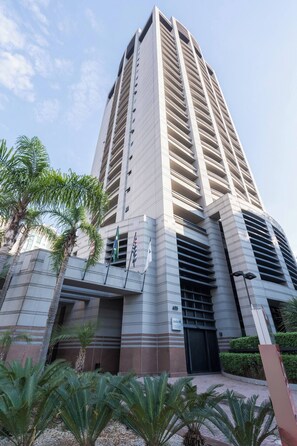 A tall, modern building with a symmetrical facade, multiple balconies, and a gated entrance. - #RB406 | Cyclinn Cidade Jardim Itaim (Itaim Bibi)