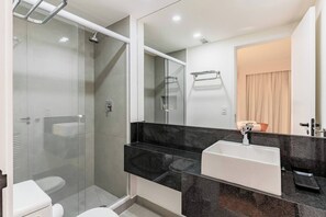 Shower, hair dryer, towels, shampoo - #RB406 | Cyclinn Cidade Jardim Itaim (Itaim Bibi)