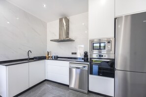 Refrigerador, microondas, placa de cocina, cafetera/tetera