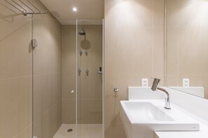 Ducha, secador de pelo, toallas