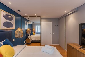 A modern bedroom with a large bed, bedside tables, a wardrobe, and a mirror. - #TB604 – Cyclinn Berrini Brooklin – Flat Famíllia (Berrini)