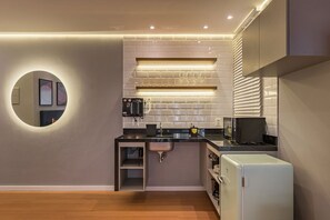 A compact kitchen with a built-in sink, a microwave, and a refrigerator. - #TB604 – Cyclinn Berrini Brooklin – Flat Famíllia (Berrini)