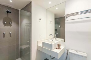 Shower, hair dryer, towels, shampoo - #RD1306 | Cyclinn Vila Olímpia (Vila Olímpia)