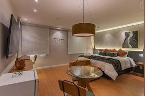 1 habitación, escritorio, tabla de planchar con plancha y wifi 