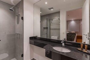 Shower, hair dryer, towels, shampoo - #TR1006 | Cyclinn Faria Lima Itaim (Itaim Bibi)