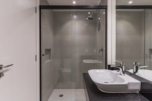 Shower, hair dryer, towels, shampoo - #IN606 | Cyclinn Jesuíno Arruda Itaim (Itaim Bibi)