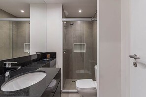 Shower, hair dryer, towels, shampoo - #TR405 | Cyclinn Faria Lima Itaim (Itaim Bibi)