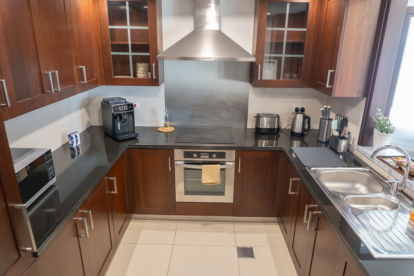 Refrigerador, microondas, horno, placa de cocina