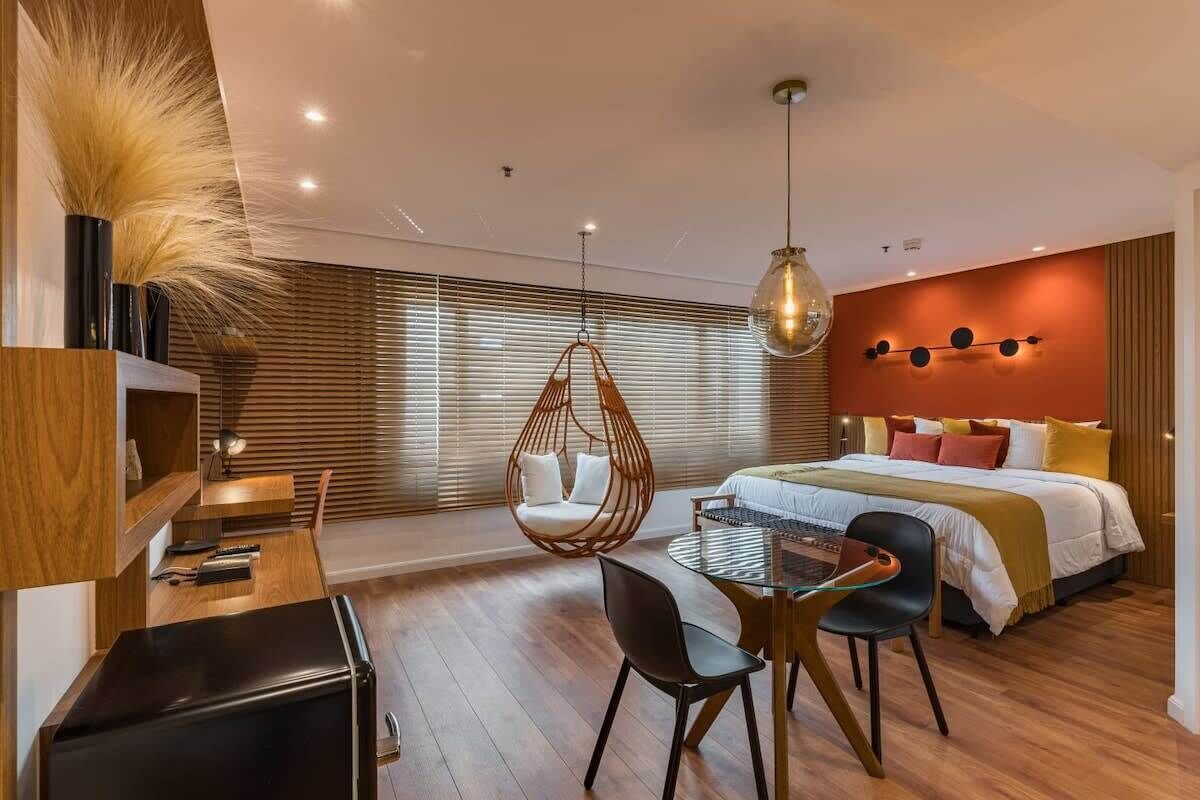 1 dormitorio, tabla de planchar con plancha, wifi y ropa de cama