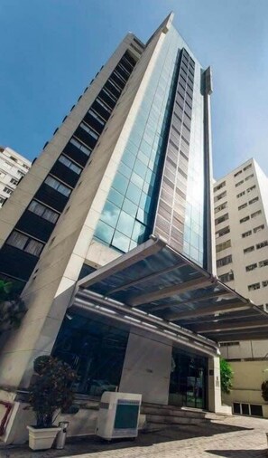 A modern building with a unique angular design, featuring a glass facade and a prominent entrance area. - #BC1006 | Cyclinn Bela Cintra Jardins (Bela Cintra)