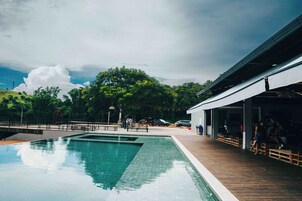 Piscina externa, funciona das 8h às 20h, espreguiçadeiras