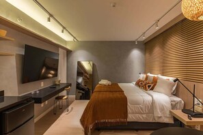 A modern bedroom with a bed, bedside table, and a large mirror. - #BE1902 | Cyclinn Vila Olímpia Berrini (Berrini)