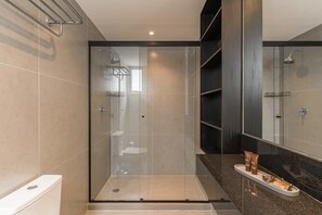 A modern bathroom with a glass-enclosed shower, a toilet, and a vanity with a mirror. - #BE1902 | Cyclinn Vila Olímpia Berrini (Berrini)