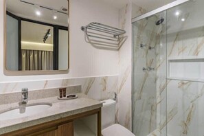 Shower, hair dryer, towels, shampoo - #RD504 | Cyclinn Vila Olímpia (Vila Olímpia)
