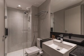 Dusche, Haartrockner, Handtücher, Shampoo