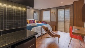 Quarto moderno com uma cama, uma escrivaninha e uma cadeira.