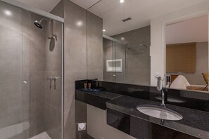 Shower, hair dryer, towels, shampoo - #TR706 | Cyclinn Faria Lima Itaim (Itaim Bibi)