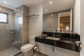 Shower, hair dryer, towels, shampoo - #TY1804 | Cyclinn Iguatemi Itaim (Itaim Bibi)
