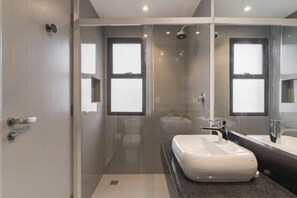 Shower, hair dryer, towels, shampoo - #IN1704 | Cyclinn Jesuíno Arruda Itaim (Itaim Bibi)