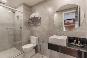 Douche, sèche-cheveux, serviettes fournies, shampoing